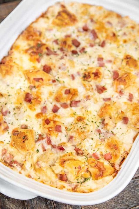 Ham Alfredo, Biscuit Recipes Dinner, Honey Baked Ham Recipe, Weeknight Casseroles, Family Supper, Ham Casserole, Chicken Ham, Leftover Ham Recipes, Chicken Chunks