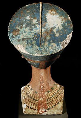 Nefertiti, top view, from the Society for the Promotion of the Egyptian Museum Berlin Egyptian Sculpture, Sculpture Tutorial, Nefertiti Bust, Egypt Style, Egyptian Gold, Mediterranean Art, Egyptian Queen Nefertiti, Berlin Museum, Egyptian Museum