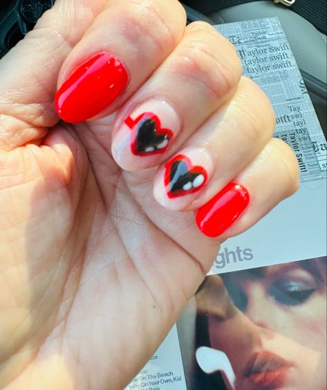 Red sunglasses Taylor Swift Red Album Inspired Nails, Taylor Swift Nails Red Era, Red Eras Tour Nails, Taylor Red Era, Bolo Taylor Swift, Swift Nails, Taylor Swift Red Album, Taylor Swift Nails, Taylor Concert