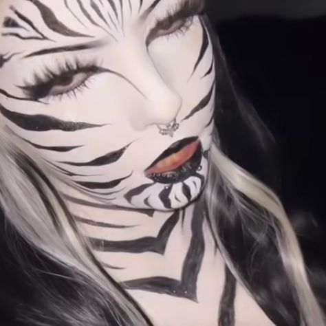 Zebra Inspired Makeup, Zebra Makeup Look, Animals Makeup, Zebra Makeup, Animal Makeup, Make Up Inspo, Stage Makeup, Makeup Tutorials, Zebra Print