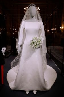 Royal Wedding Outfits, Wedding Dress Display, Harry And Meghan Wedding, Meghan Markle Wedding Dress, Royal Wedding Gowns, Fruit Wedding, Meghan Markle Wedding, Prins Harry, Princess Meghan