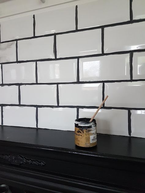 JiggleMaWiggle: Painting grout lines. Painting Tile Grout Lines, Paint Grout Lines Bathroom, Painting Grout Lines Bathroom, How To Paint Grout Lines, Paint Grout Lines, Painting Grout Lines, Paint Grout, Tile Grout, Chalkboard Paint