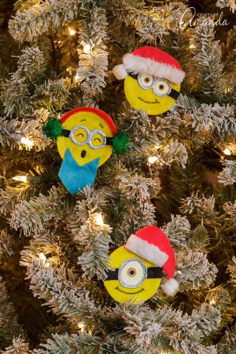 Minion Ornaments: Learn to make minion ornaments from canning lids Recycled Christmas Ornaments, Easy Homemade Christmas Ornaments, Minion Ornaments, Minions Christmas, Fun Diy Ideas, Homemade Christmas Ornaments, Minion Christmas, Reading Night, Recycled Christmas