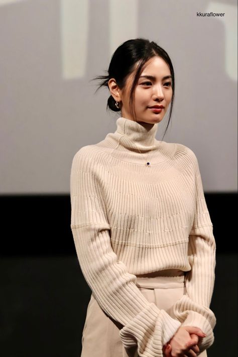 Korean Turtle Neck Outfits, Turtle Neck Outfit, Turtleneck Outfit, Simple Trendy Outfits, Going Out Outfits, Korean Actress, Professional Outfits, Turtle Neck Top, Edgy Outfits