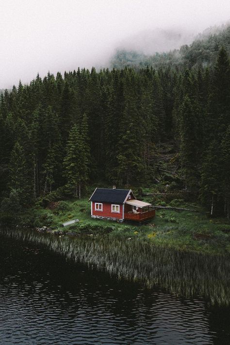 Lakeside cabin in Hoddevik, Norway - Imgur Lakeside Cabin, Forest Cabin, Haus Am See, Red House, Cabins And Cottages, Cabin Life, Forest House, Cabins In The Woods, Pretty Places