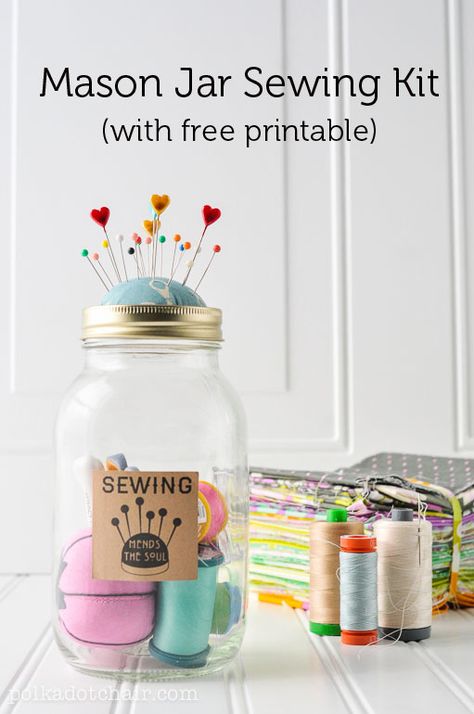 DIY Mason Jar Sewing Kit, with free printable. Mason Jar Sewing Kit, Tips Menjahit, Spools Of Thread, Polka Dot Chair, Diy Mason Jar, Sewing Kits, Mason Jar Gifts, Diy Mothers Day Gifts, Mother's Day Diy