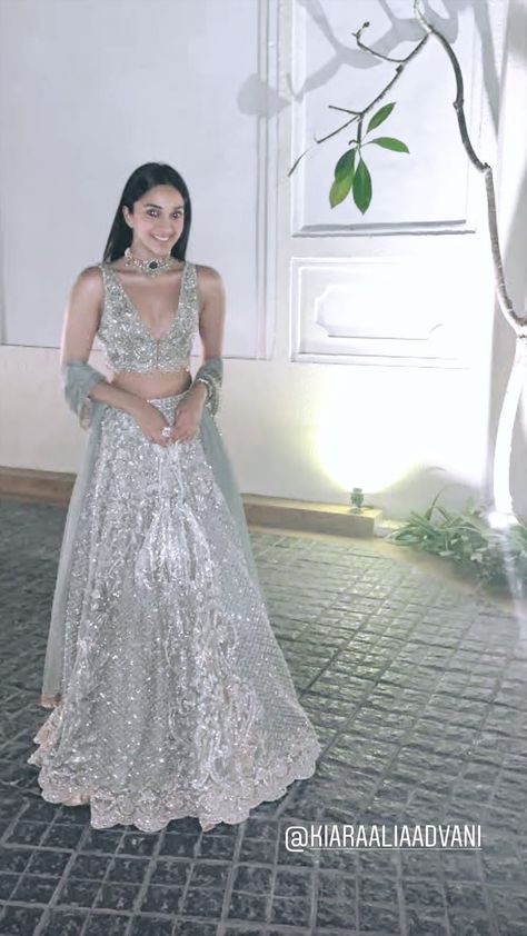 Silver Indian Outfit, Bling Lehenga, Unique Traditional Dresses, Indian Sweet 16, Silver Lengha, Kiara Advani Lehenga, Reception Lengha, Silver Lehenga, Indian Reception Outfit