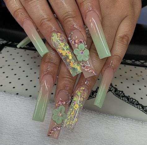 Light Green Acrylic Nails Long, Light Green Nails With Rhinestones, Light Green Quinceanera Nails, Green Sets Nails, Lime Green Nails With Rhinestones, Light Green Birthday Nails, Teal Quince Nails, August Birthstone Nails, Enchanted Forest Nails Quince