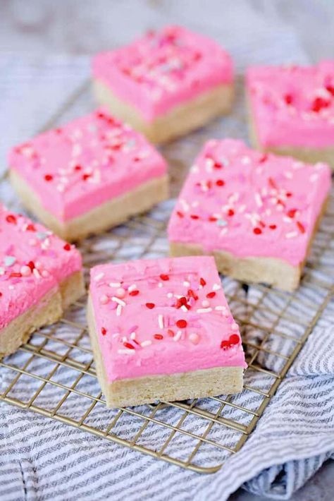 Valentines Dessert Table, Sugar Cookies Bars, Cookie Recipes Gooey, Sugar Cookie Bars Recipe, Cookie Bars Recipes, Sugar Cookie Bar Recipe, Valentine Decor Ideas, Valentine's Day Party Games, Homemade Valentine