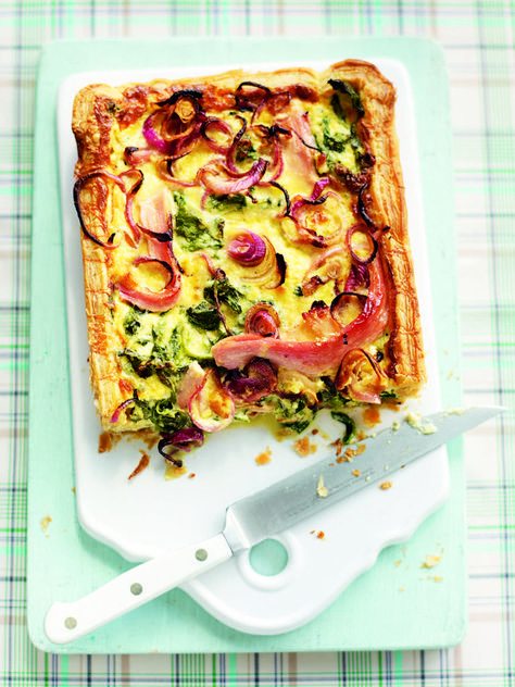 Creamy ham and spinach puff tart Butter Soup, Spinach Tart, Spinach Puff, Chocolate Parfait, Crispy Kale, Pasta With Sausage, Bruschetta Ingredients, Top Chicken Recipes, Delicious Magazine