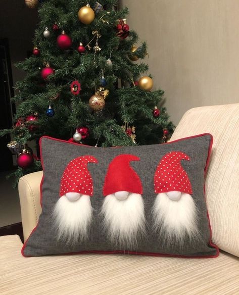 Christmas Pillows Diy, Xmas Pillows, Christmas Sewing Projects, Handmade Christmas Crafts, Christmas Pillows, Christmas Cushions, Decor Pillows, Christmas Ornaments Homemade, Christmas Sewing