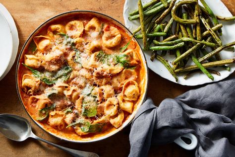 Pesto Tortellini Bake, Balsamic Green Beans, Red Pepper Pesto, Baked Spaghetti And Meatballs, Pepper Pesto, Marley Spoon Recipes, Delicious Vegetarian Recipes, Pesto Tortellini, Tortellini Bake