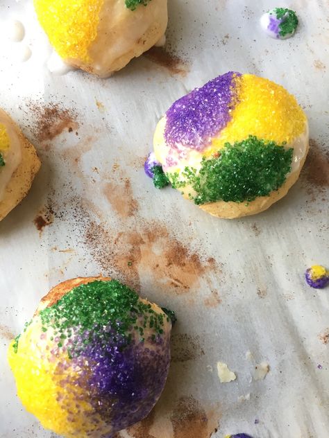 Fat Tuesday is right around the corner, which can only mean one thing…Mardi Gras! There is also only one thing you truly need to celebrate Mardi Gras…King Cake! Instead of making a big … Mardi Gras Desserts, King Cake Bites, Lavender Diamond, King Cake Recipe Easy, New Orleans King Cake, King Cakes, King Cake Recipe, King Cake Baby, Cream Cheese Crescent Rolls