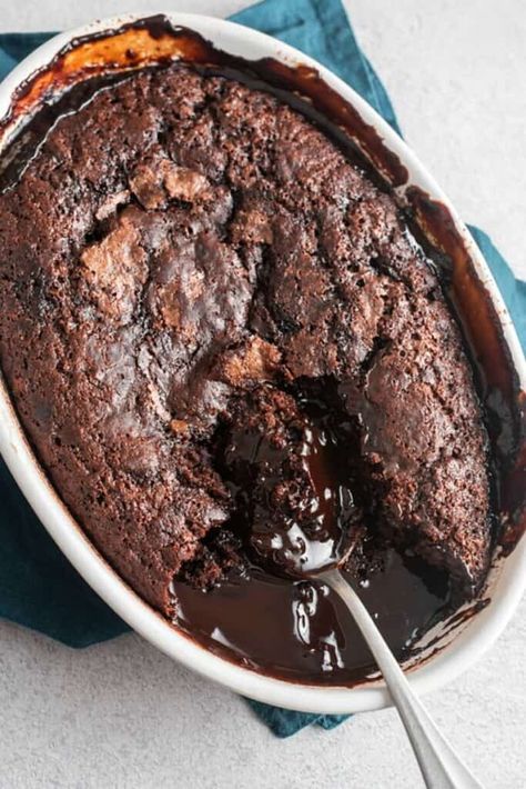 Hot fudge pudding cake, also known as a chocolate self saucing pudding or chocolate cobbler is a foolproof dessert ready in just 30 minutes and using simple ingredients- vegan and gluten free! Hot Fudge Pudding Cake Recipe, Chocolate Fudge Pudding, Fudge Pudding Cake, Chocolate Pudding Cake Recipe, Fudge Pudding, Fudge Cake Recipe, Hot Fudge Cake, Self Saucing Pudding, Chocolate Cobbler