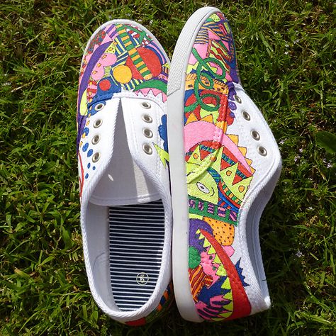 Sharpie Sneakers, Sharpie Ideas, Sharpie Projects, Sharpie Shoes, Oodles Of Doodles, White Keds, Painted Canvas Shoes, Sharpie Crafts, Plain Canvas