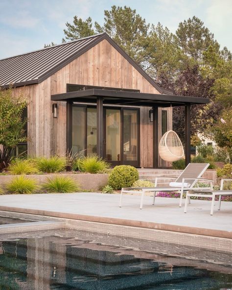 Boom Casa • Instagram California Wine Country Homes, California Farmhouse Exterior, Modern Country House Exterior, Country Home Landscaping, Modern Country Home Exterior, Contemporary Ranch Exterior, Country House Modern, Modern Farmhouse Style Exterior, Modern Country Interior