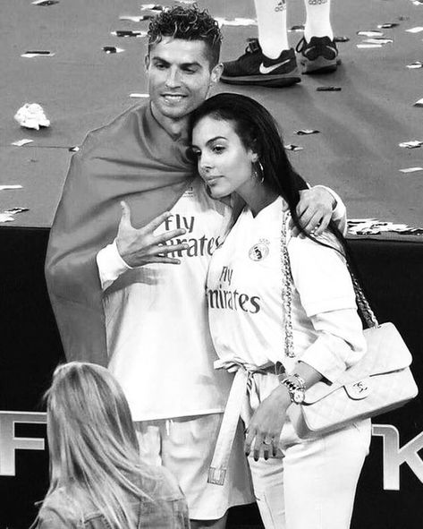 Cristiano Ronaldo And Wife, Cristiano Ronaldo Celebration, Cristiano Ronaldo Girlfriend, Cute Couples Football, Ronaldo Celebration, Ronaldo Girlfriend, Madrid Girl, Cristiano Jr, Football Couples