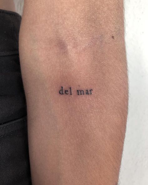 Sam Animal on Instagram: “Tatuando en el mar a personas del mar🖤🌊 - - #tattoo #tattooing #blacktattoo #blacktattooart #blackworker #blackworkerssubmission #art…” Petite Tattoos, Discreet Tattoos, Dainty Tattoos, Subtle Tattoos, Simplistic Tattoos, Little Tattoos, Minimal Tattoo, Piercing Tattoo, Get A Tattoo