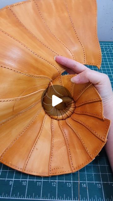 Leather Storage Ideas, Wood And Leather Projects, Leather Scraps Ideas, Small Leather Projects, Leather Craft Ideas, Diy Leather Pouches, Hair Horn, Horn Bag, Leather Handbag Patterns