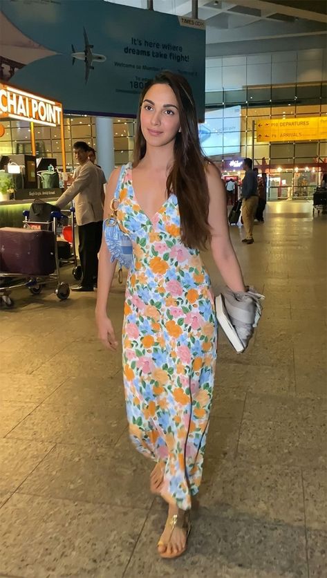 Kiara Advani Outfits, Beach Outfits Ideas, Kaira Advani, Beach Outfit Ideas, Zara Looks, Celebrity Casual Outfits, Cute Short Dresses, Western Wear Outfits, Bollywood Style