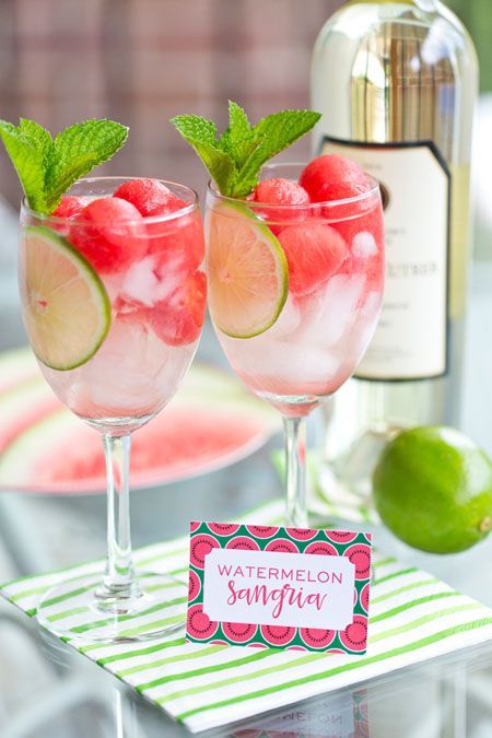 If you love Sangrias, try this light white wine and watermelon Sangria, very refreshing! Summer Sangria Recipes, Watermelon Sangria, Easy Sangria Recipes, Easy Alcoholic Drinks, White Wine Sangria, Best Summer Cocktails, Easy Summer Cocktails, Drink Recipes Nonalcoholic, Sangria Recipes