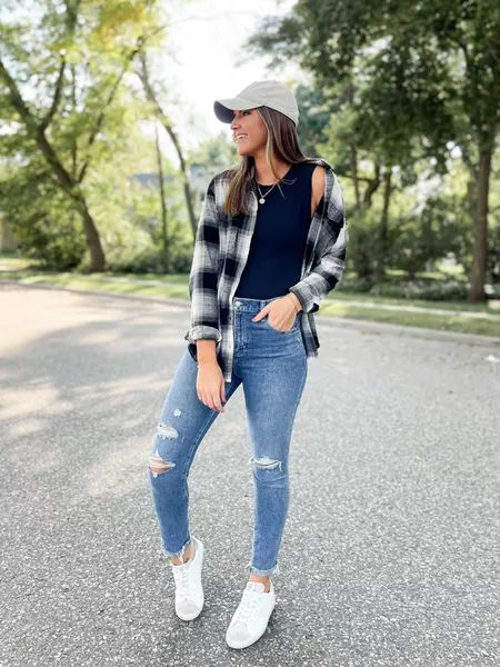 Jeans And Flannel Outfit, Oversized Flannel Outfits, Jeans And Sneakers Outfit, Outfits Leggins, Winter Sneakers Outfit, Spring Attire, Flannel Outfits, Fall Attire, Business Casual Outfits For Work