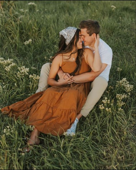 Spring Home Decor Ideas, Spring Decor Ideas, Creative Engagement Photo, Home Decor Spring, Couple Outfit Ideas, Cute Engagement Photos, Couple Engagement Pictures, Spring Photoshoot, Engagement Pictures Poses