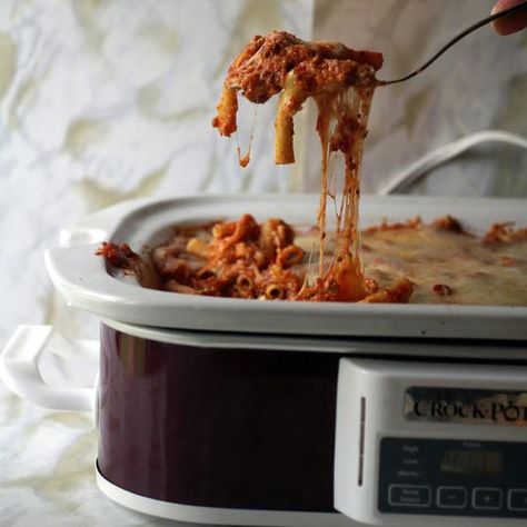 Casserole Crock Recipes, Slow Cooker Baked Ziti, Sausage Slow Cooker, Casserole Crockpot Recipes, Crock Meals, Slow Cooker Baking, Slow Cooker Casserole, White Sauce Recipes, Ziti Recipes