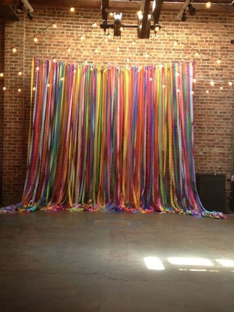 how to make a multi-color ribbon backdrop Diy Fotokabine, Photo Booth Backdrop Wedding, Spring Dance, Streamer Backdrop, Deco Champetre, Diy Pinata, Diy Tutu, Photo Booth Ideas, 70s Party