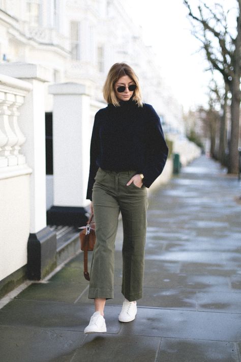 Green Wide Leg Pants Outfit, Outfits Pantalon Verde, Olive Pants Outfit, Emma Hill, Green Pants Outfit, Olive Jeans, Wide Leg Pants Outfit, Mode Hipster, Look Jean