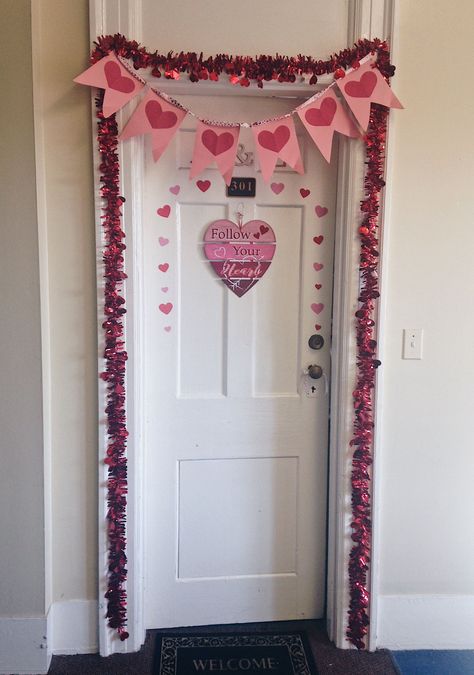 Valentines Classroom Door, Door Decorations College, Bedroom Door Decorations, Dorm Door Decorations, Dorm Door, Valentine Door Decorations, Trendy Door, Diy Front Porch, Diy Valentines Decorations