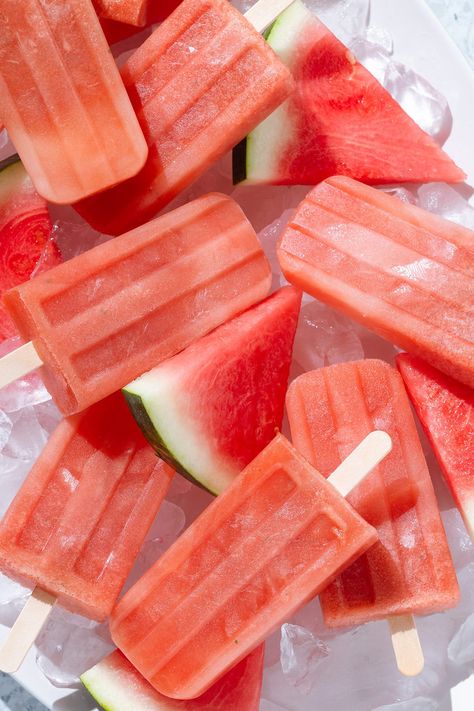 Strawberry Sunrise, Fruity Popsicles, Vegan Popsicles, Mango Popsicles, Watermelon Popsicles, Frozen Watermelon, Frozen Dessert Recipe, Cut Watermelon, Sweet Watermelon