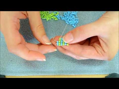 Weven zonder weefraam - Square stitch - YouTube Weaving Frame, Making A Bracelet, Neon Bracelets, Square Stitch, Native American Beadwork, Seed Bead Tutorial, House Ornaments, Youtube I, Leather Thread