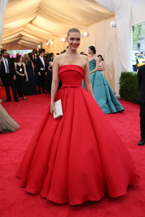 Arizona Muse in Ralph & Russo Haute Couture. Josh Haner/The New York Times Arizona Muse, Mode Glamour, Met Gala Red Carpet, Red Carpet Gowns, Red Gowns, Duchess Kate, Gala Dresses, Couture Gowns, Red Carpet Dresses