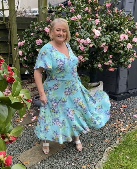 Jaynes Sewing has wasted no time in sewing this beautiful spring wrap dress in our new Corsage Reel Viscose Challis

Jayne used New Look 6750 for this look and we love the added swishability those fabulous flounces give to the finished look

#Minerva #MinervaMakes #MinervaMakers #Handmade #Dressmaking #Sew #Diy #Fabric #SewingBee #DiyDressmaker #SewCrafty #SewingForever #HandmadeFashion #HomeSewing #SewYourWardrobe #Dressmaker #ViscoseChallis #NewLook6750 #Flounce #Swish #Twirling #TwirlingDress Spring Wrap Dresses, Minerva Orland, Sulis Minerva, Twirling Dress, Minerva Beauty, Sewing Bee, Craft Club, Diy Dress, Handmade Fashion