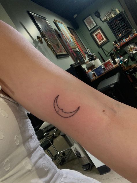 Simple Moon Tattoos, Lil Tatoos, Minimalist Moon Tattoo, Moon Tattoo Simple, Simple Moon Tattoo, Small Moon Tattoo, Girl Activities, Small Moon Tattoos, Activities For Girls