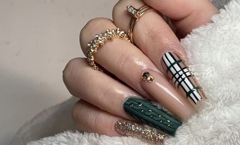 Crazy Fall Nail Designs, Green Nails Ideas Christmas, Christmas Emerald Green Nails, Green Burberry Nails, Green And Gold Fall Nails, Green Thanksgiving Nails, Emerald Green Christmas Nails, Xmas Nails Green, Emerald Green Nail Designs