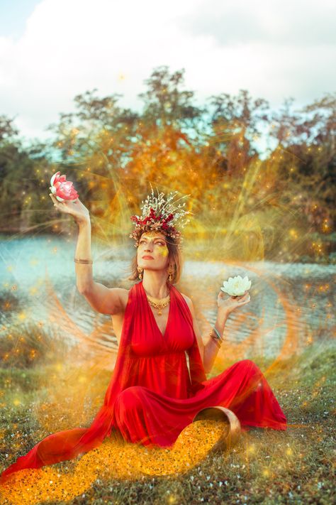 Green Goddess Photoshoot, Earth Goddess Photoshoot, Goddess Photo Shoot Ideas, Healer Photoshoot, Grandma Photoshoot, Goddess Poses, Goddess Photoshoot Ideas, Spiritual Photoshoot, Goddess Ideas