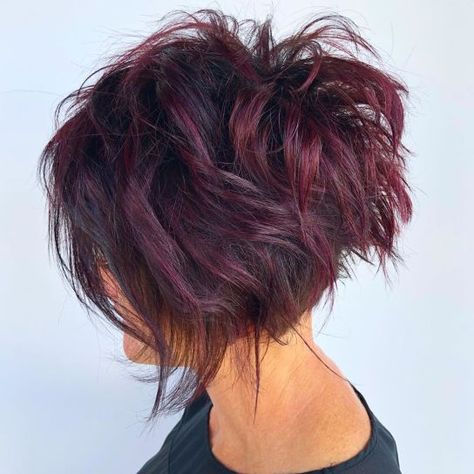 Short Shaggy Hair with Burgundy Highlights Burgundy Hair With Blonde, Burgundy Hair With Blonde Highlights, Dark Maroon Hair, Burgundy Hair Colors, Burgundy Hair With Highlights, Short Burgundy Hair, Deep Burgundy Hair, Red Burgundy Hair Color, Burgundy Red Hair