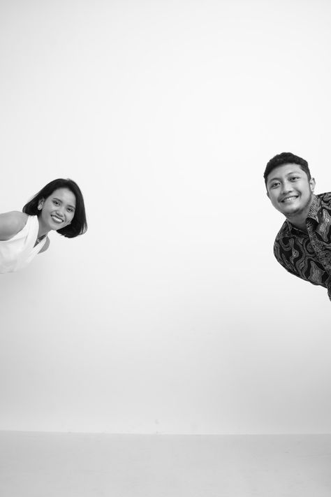 Funny Couple Studio Photoshoot, Couple Studio Photoshoot Ideas Fun, Self Photo Studio Pose, Poto Studio, Self Photo Studio, Prewed Studio, Creative Couples Photography, White Photoshoot, Photobooth Ideas