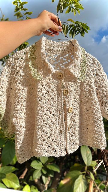 Crochet Shrug Bolero, Plushies Kawaii, Crochet Tank Tops, Crochet Crop Top Pattern, Crochet Shrug, Kawaii Crochet, Crochet Buttons, Pola Sulam, Crochet Shirt