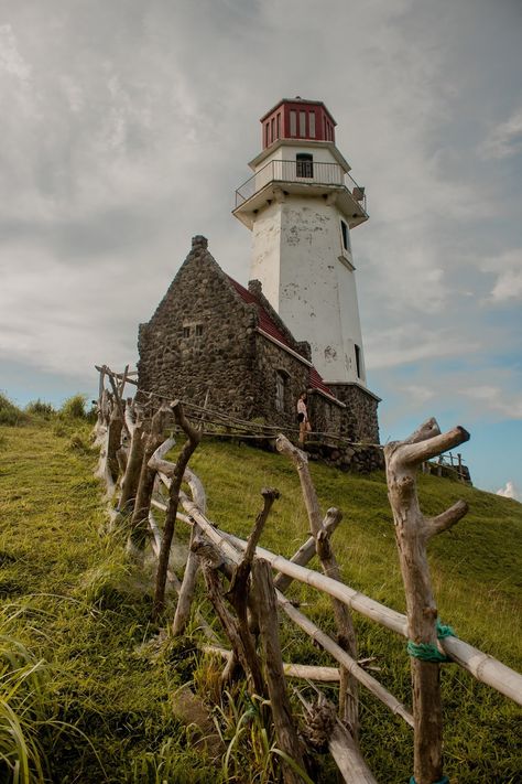 Tayid Lighthouse in Batanes Batanes Aesthetic, Batanes Photography, Phillipines History, Philippines Houses, Philippines Wallpaper, Batanes Philippines, Vietnam Tour, Boulder Beach, Filipino Culture