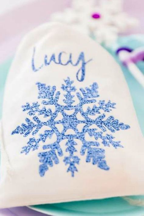 Frozen Party Bags Ideas, Frozen Birthday Favors, Frozen Party Bags, Frozen Birthday Party Favors, Frozen 3rd Birthday, Frozen Wedding, Frozen Birthday Party Ideas, Frozen Party Favors, Winter Wonderland Birthday Party