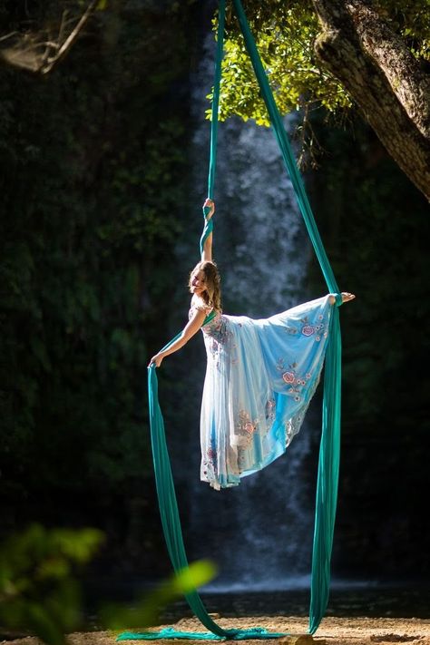 Aerial Silks Poses Photography, Aerial Hammock Poses, Aerial Silks Aesthetic, Aerial Silks Beginner, Aerial Silk, Aerial Hammock, Body Action, Aerial Fitness, Aerial Acrobatics