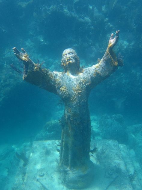 Christ of the Abyss Photo: Jack Fishman Low Key Photo, Christ Of The Abyss, Underwater Sculpture, Key Largo Florida, Saltwater Fish Tanks, Spiritual Pictures, Full Face Snorkel Mask, Italian Coast, Spiritual Images