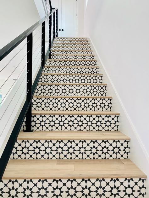 Cable Railing Stairs, Mediterranean Stairs, Stairs Victorian, Bookshelf Stairs, Stairs Farmhouse, White And Black Interior, Beach House Stairs, Craftsman Stairs, Tiled Stairs