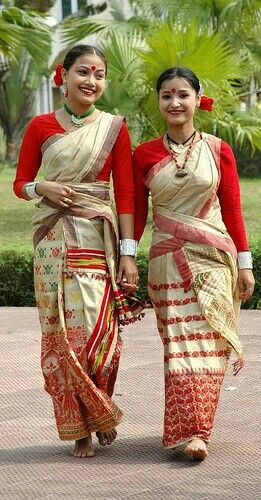 Bihu dancers Assam india Bihu Dance, Dance Of India, India Dress, India Culture, Traditional Indian Dress, Indian Dance, Traditional Attire, Indian Attire, Mysore