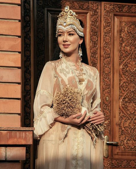 Uzbekistan traditional garments Uzbekistan Traditional Dress, Traditional Persian Wedding Dress, Uzbekistan Dress, Uzbekistan Clothing, Uzbekistan Wedding, Uzbek People, Uzbekistan Girl, Uzbek Clothing, Persian Dress