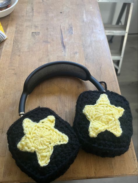 How To Crochet Headphone Covers, Headphone Covers Crochet, Crochet Headphone Cover Aesthetic, Crochet For Headphones, Knitted Headphone Covers, Crochet Headphone Decoration, Headphone Cover Crochet, Star Headphone Cover Crochet, Headphone Crochet Cover