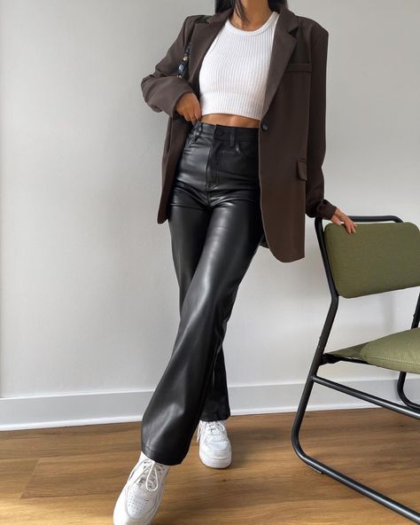 Leather Flare Pants Outfits, Flares Outfit, Leather Trousers Outfit, Lederhosen Outfit, Wide Leg Outfit, Leather Pants Outfit, Blazer Outfit, Black Leather Pants, Trendy Fall Outfits